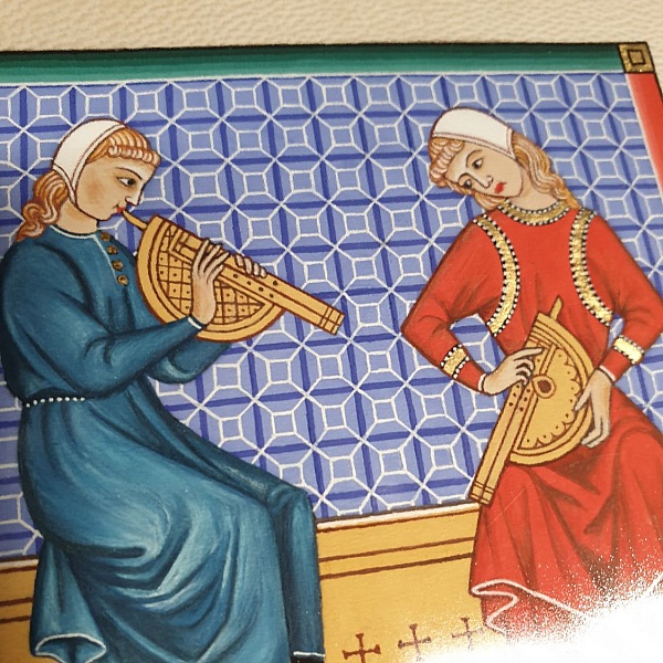 Miniature enluminée médiévale représentant deux musiciens jouant d'instruments anciens.