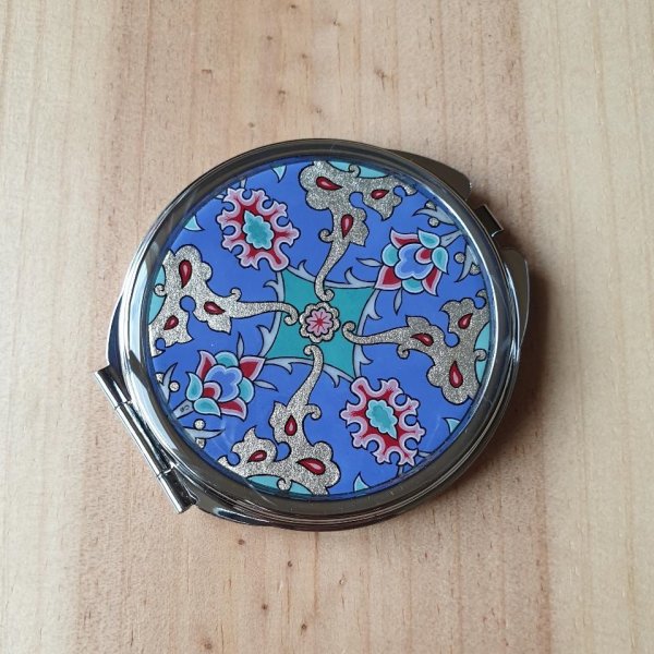 Espejo de bolso iluminado con flores y arabescos