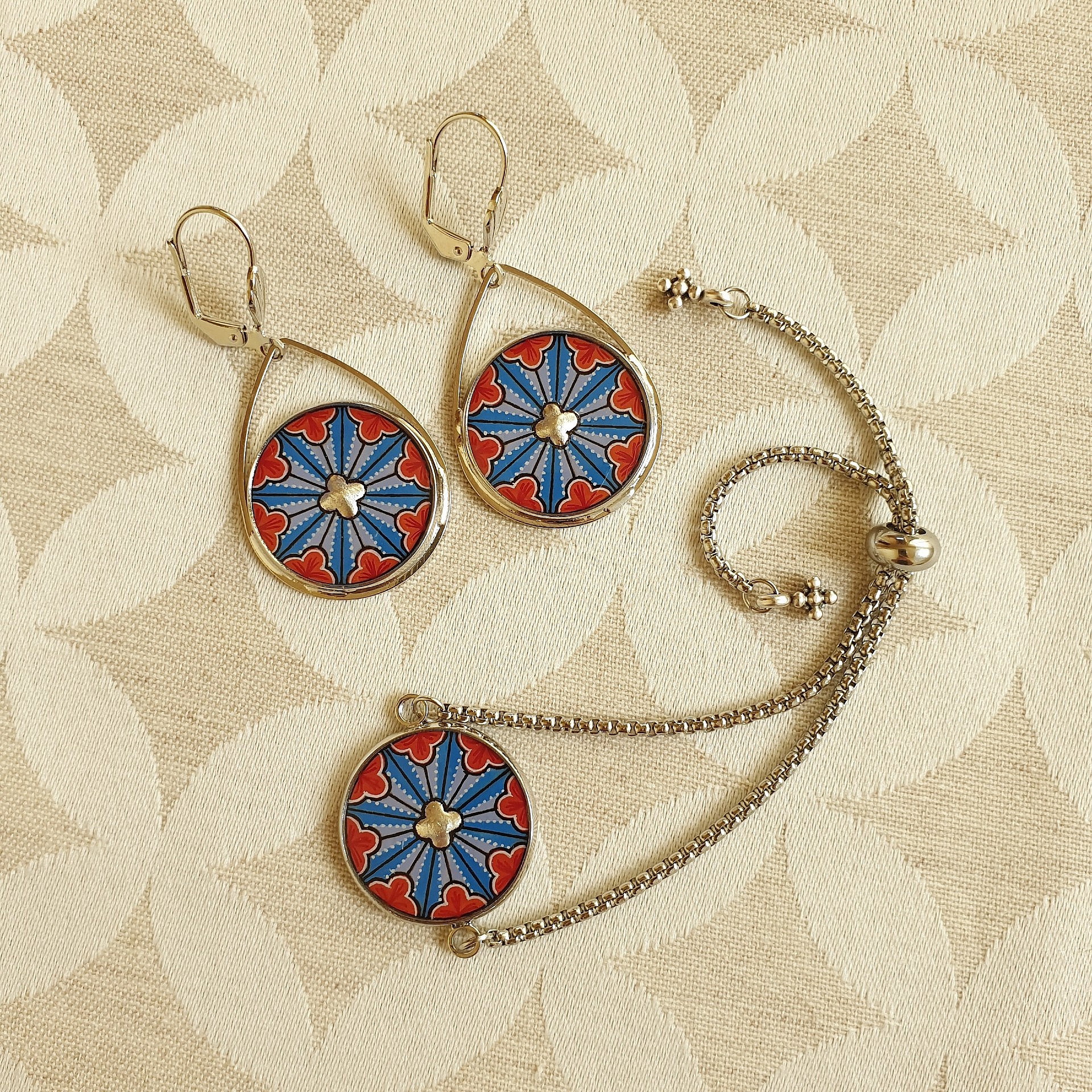 Parure gothique : boucles d'oreilles et bracelet rosace enluminée.