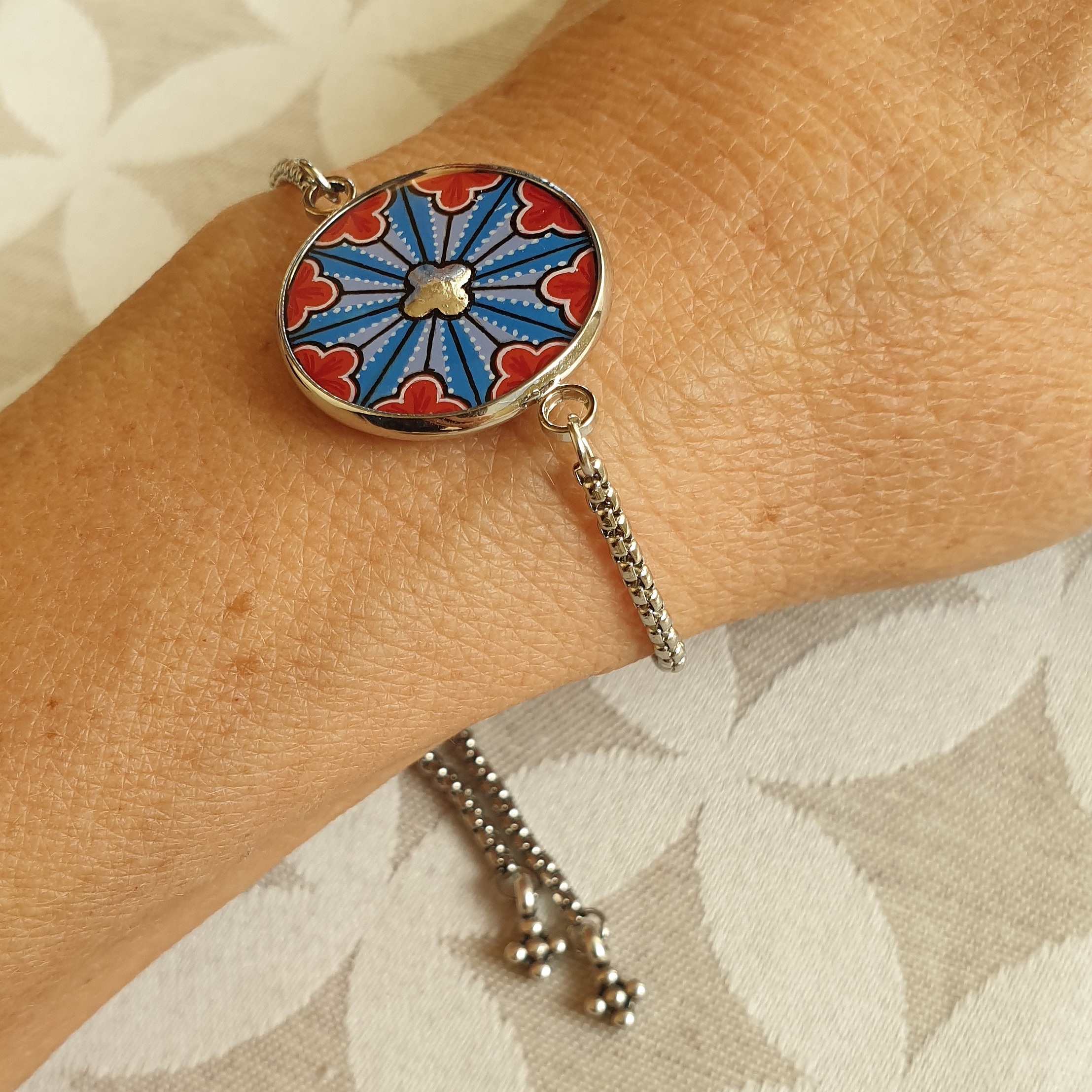 Bracelet réglable argenté avec motif rosace gothique enluminé.