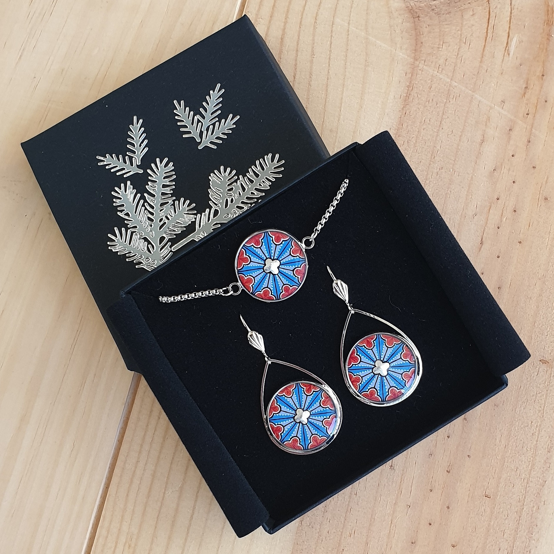 Parure gothique : boucles d'oreilles et bracelet rosace argentée.