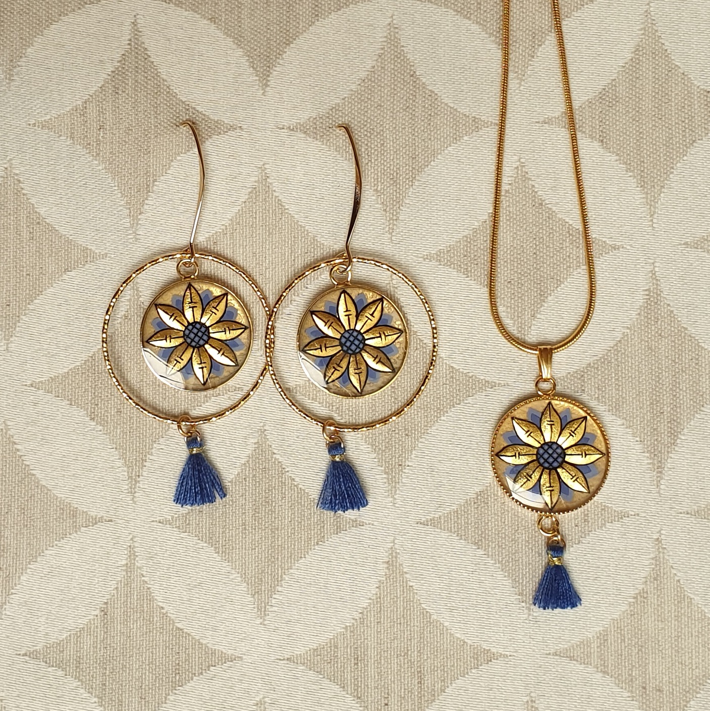 Parure boucles d'oreille et collier enluminure fleur or/bleue ou or/rouge