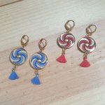 Boucles d'oreille pendantes enluminure spirale bleue ou rouge et or