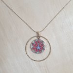 Collier pendentif fleur orientale rouge sur chaîne dorée